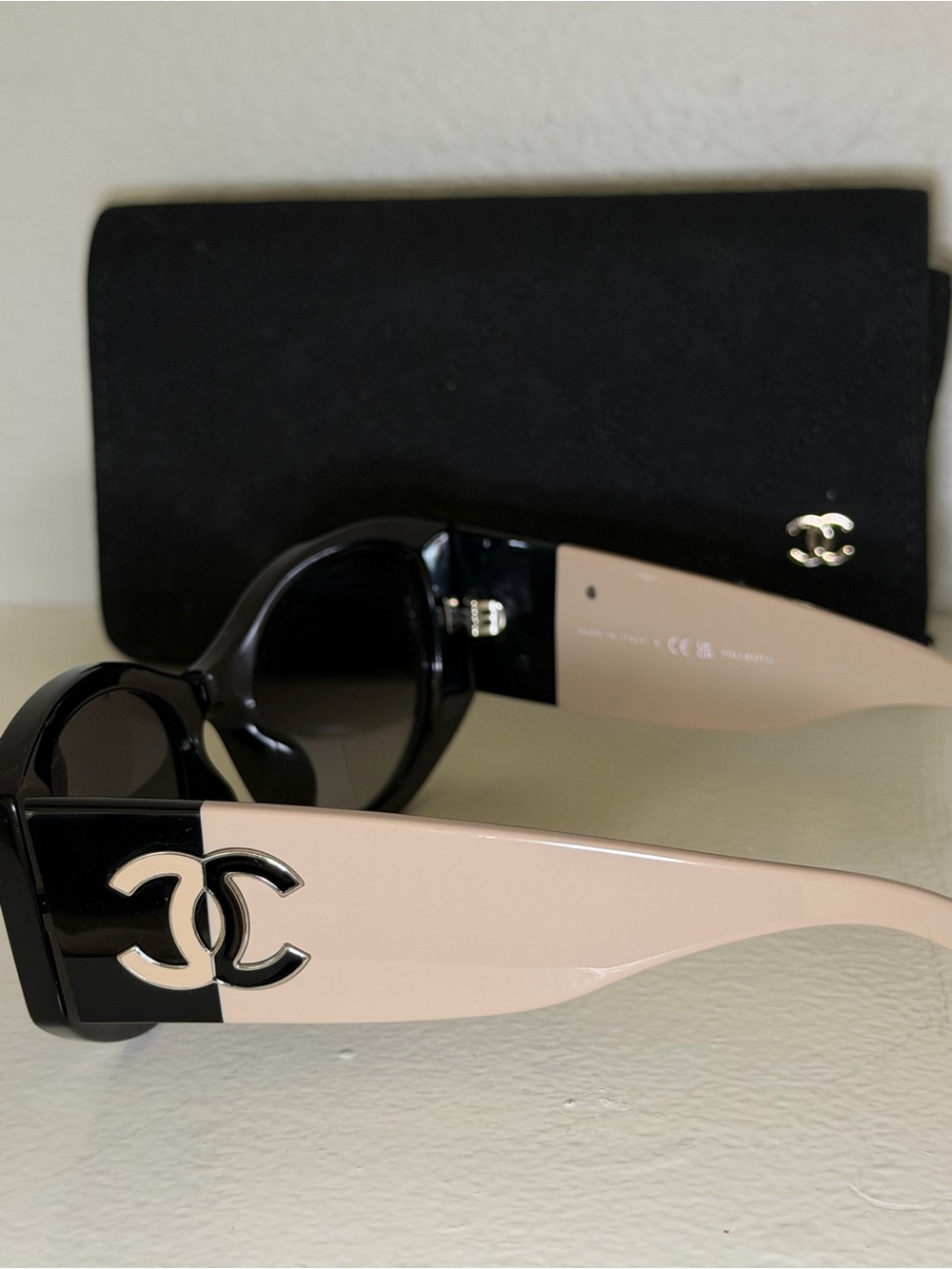 100% authentic CHANEL Two-Tone CC Logo Sunglasses - Black & Beige